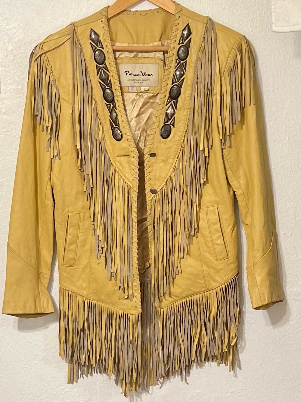 Pioneer Wear Vintage Woman’s Leather Conch &
Fringed Jacket Size M High Quality